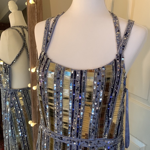 MAC DUGGAL
Halter Neck Embellished Detailed Back Gown - Picture 5 of 17
